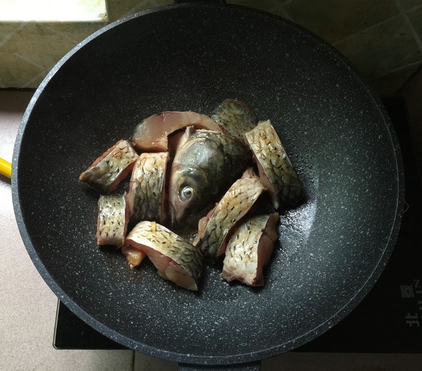 泡兒菜燒草魚的做法-酸辣味燒菜譜