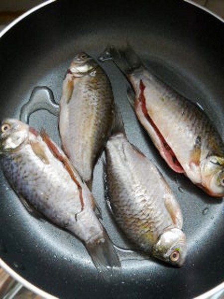 豆芽燒鯽魚的做法-咸鮮味燒菜譜