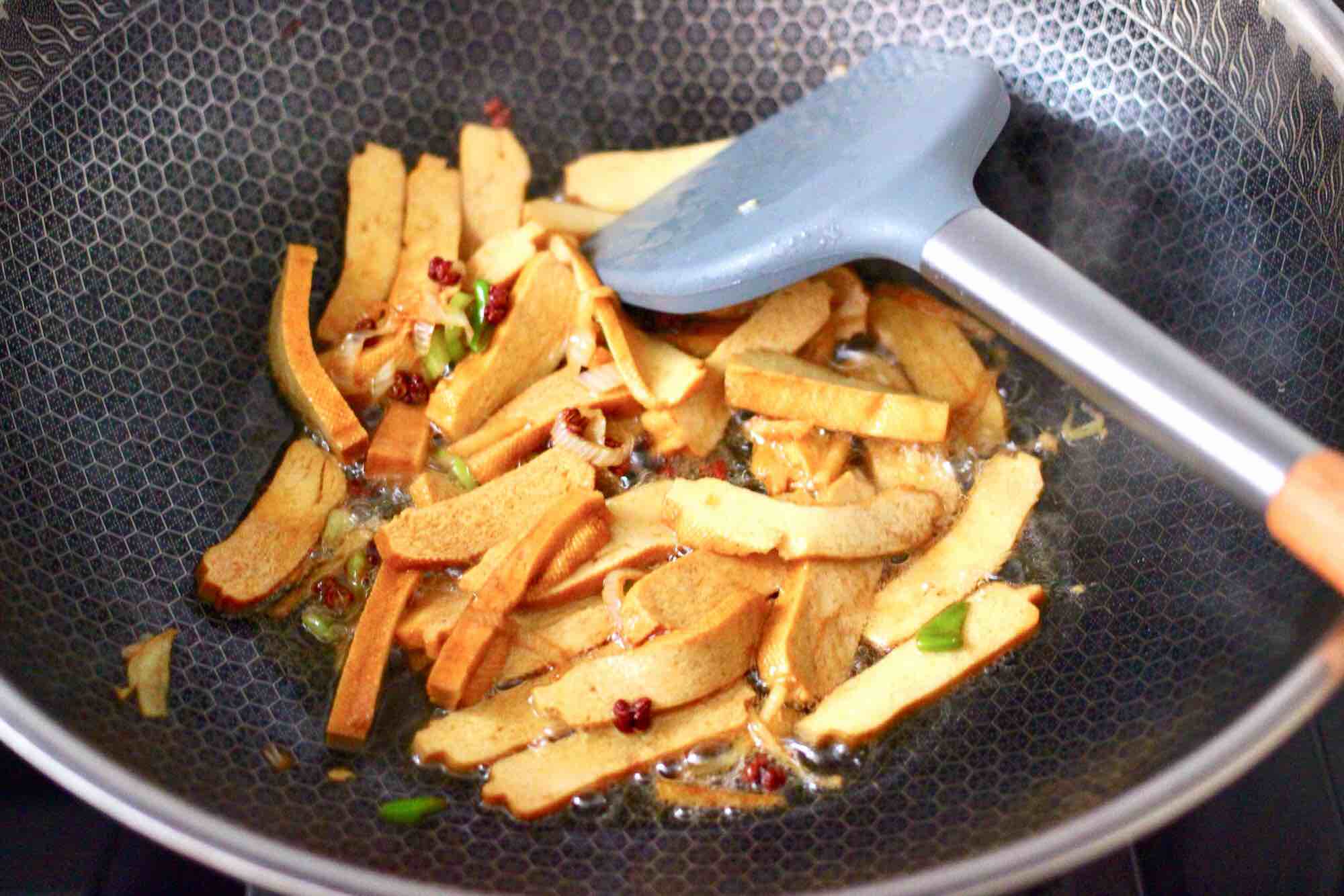 墨魚香干芹菜小炒的做法-咸鮮味炒菜譜