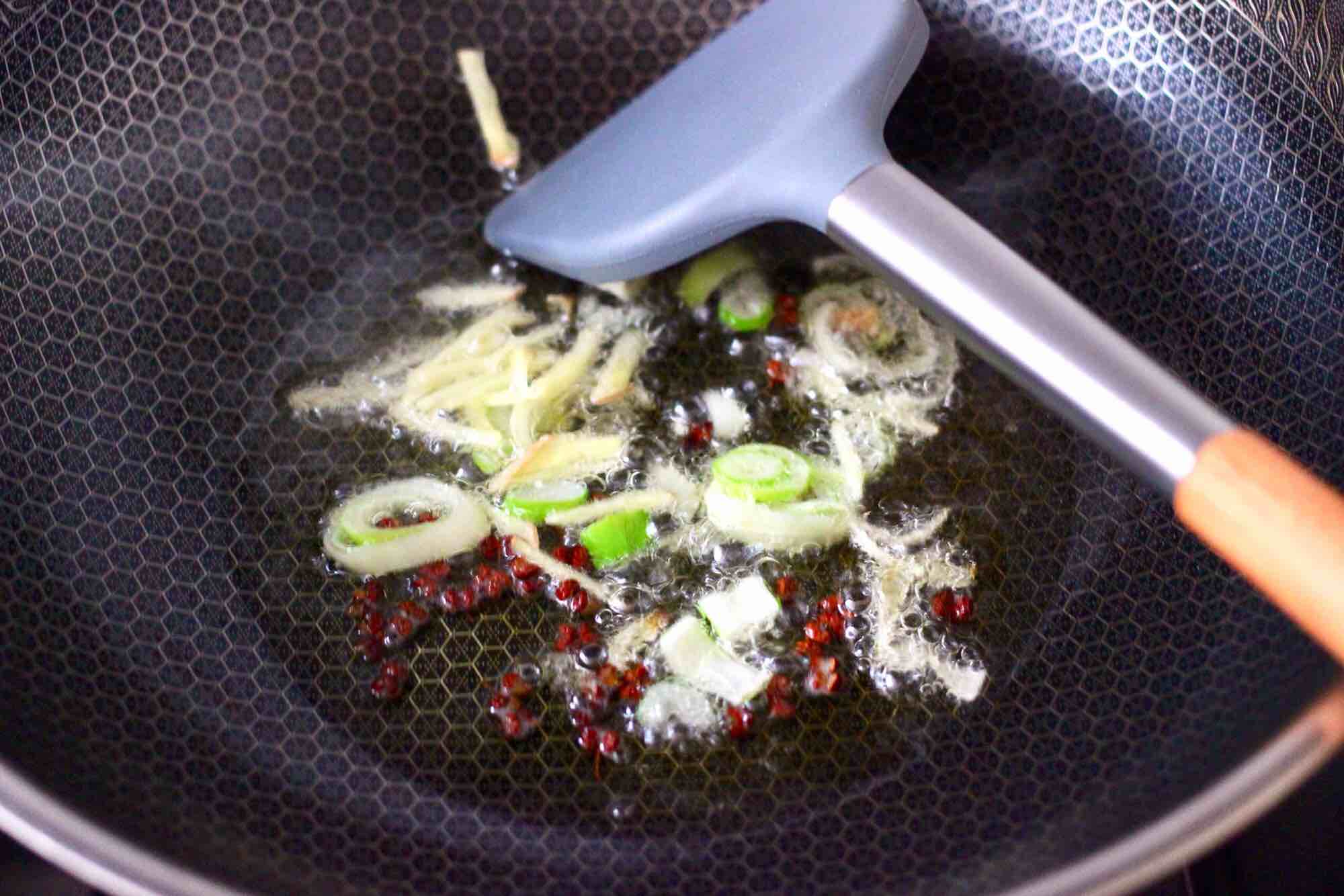 墨魚香干芹菜小炒的做法-咸鮮味炒菜譜