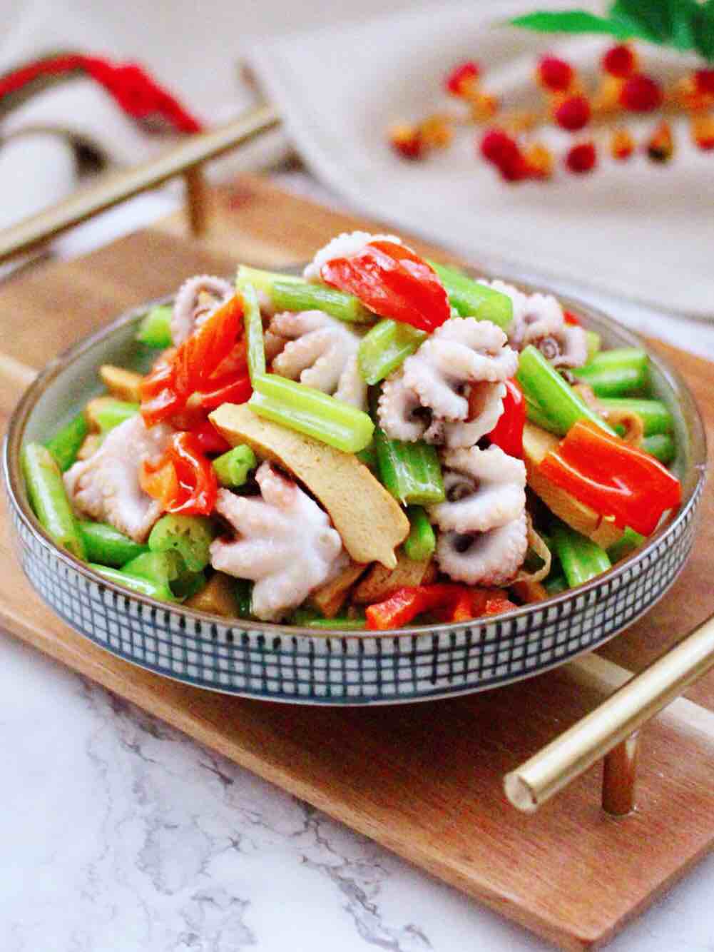 墨魚香干芹菜小炒的做法-咸鮮味炒菜譜