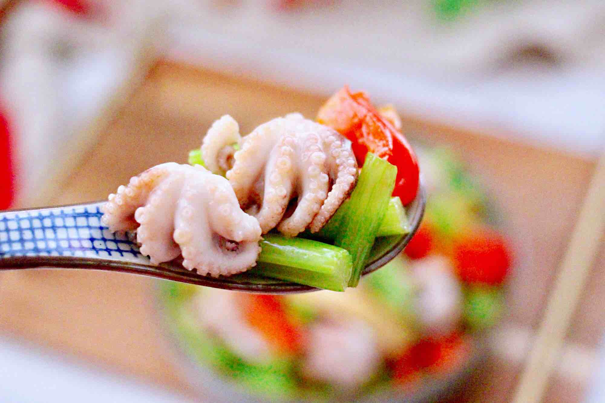 墨魚香干芹菜小炒的做法-咸鮮味炒菜譜