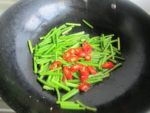 蒜薹炒豬肝的做法-蒜香味炒菜譜