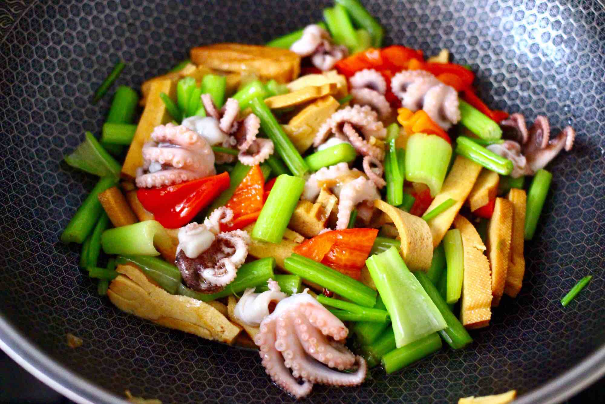 墨魚香干芹菜小炒的做法-咸鮮味炒菜譜