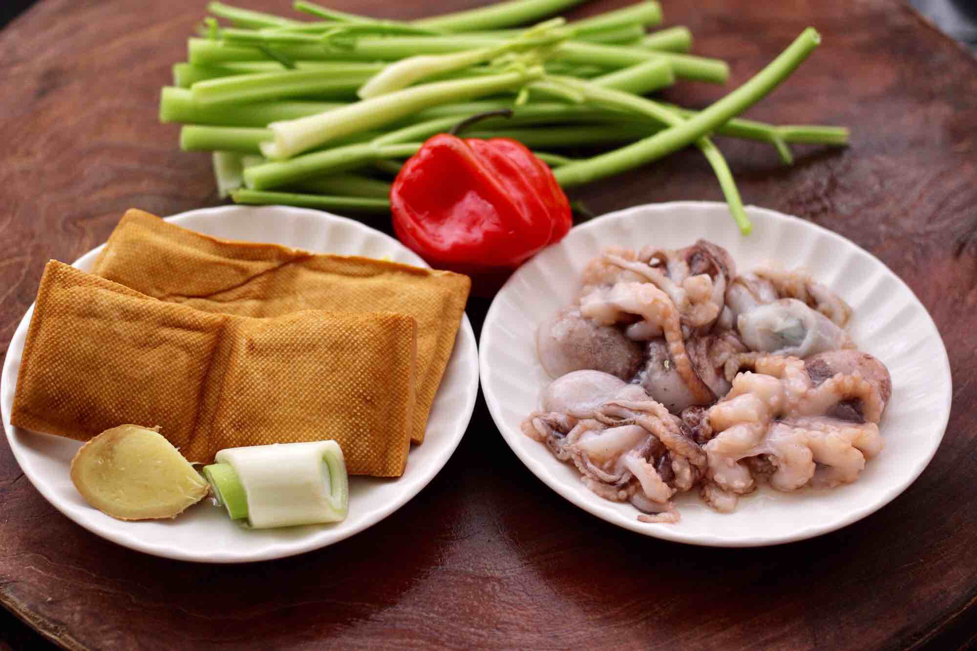 墨魚香干芹菜小炒的做法-咸鮮味炒菜譜