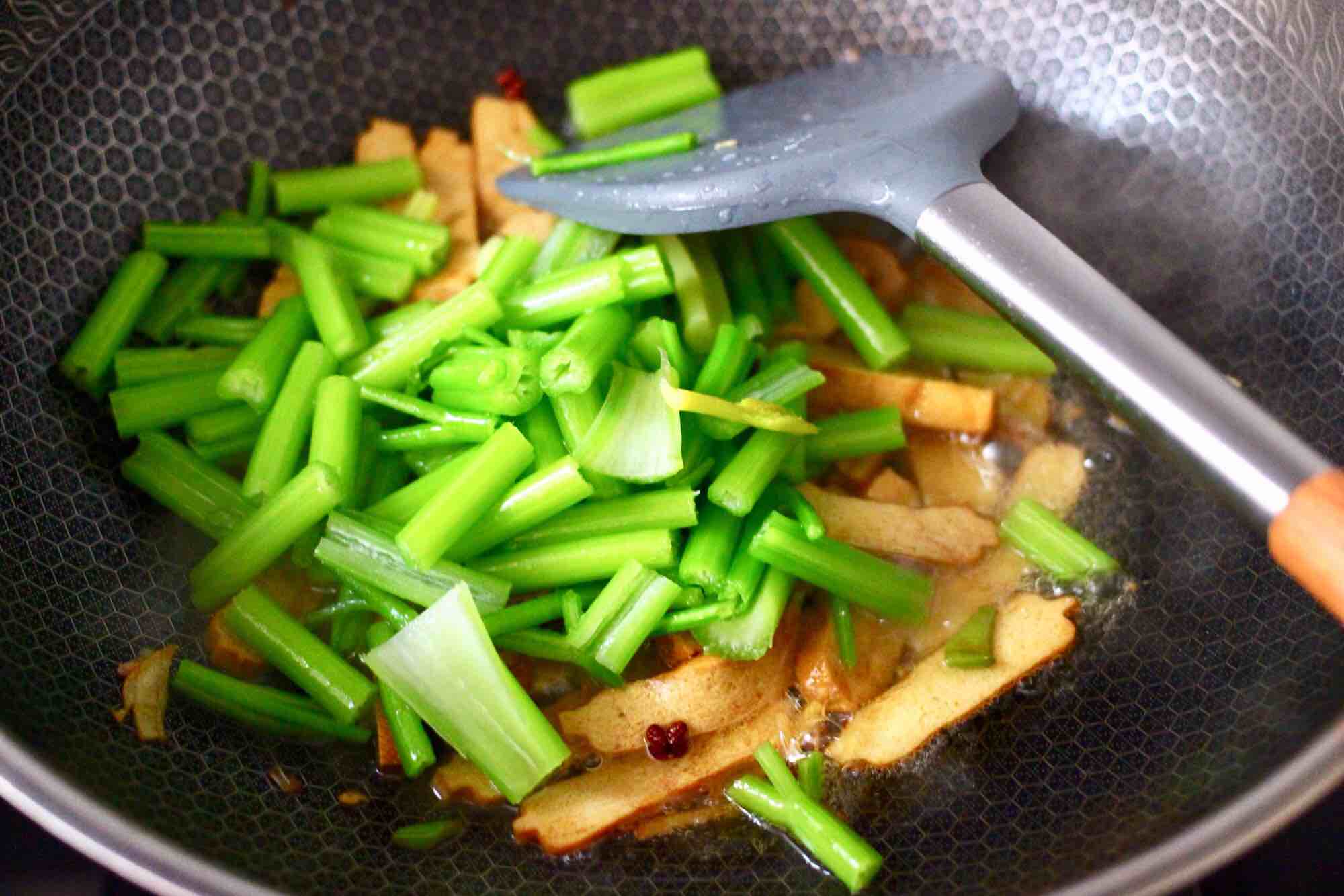 墨魚香干芹菜小炒的做法-咸鮮味炒菜譜