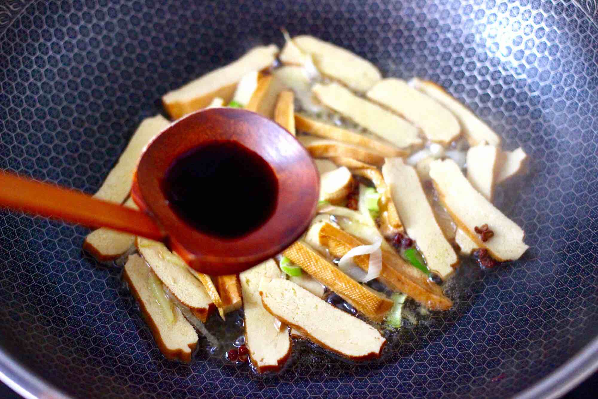 墨魚香干芹菜小炒的做法-咸鮮味炒菜譜