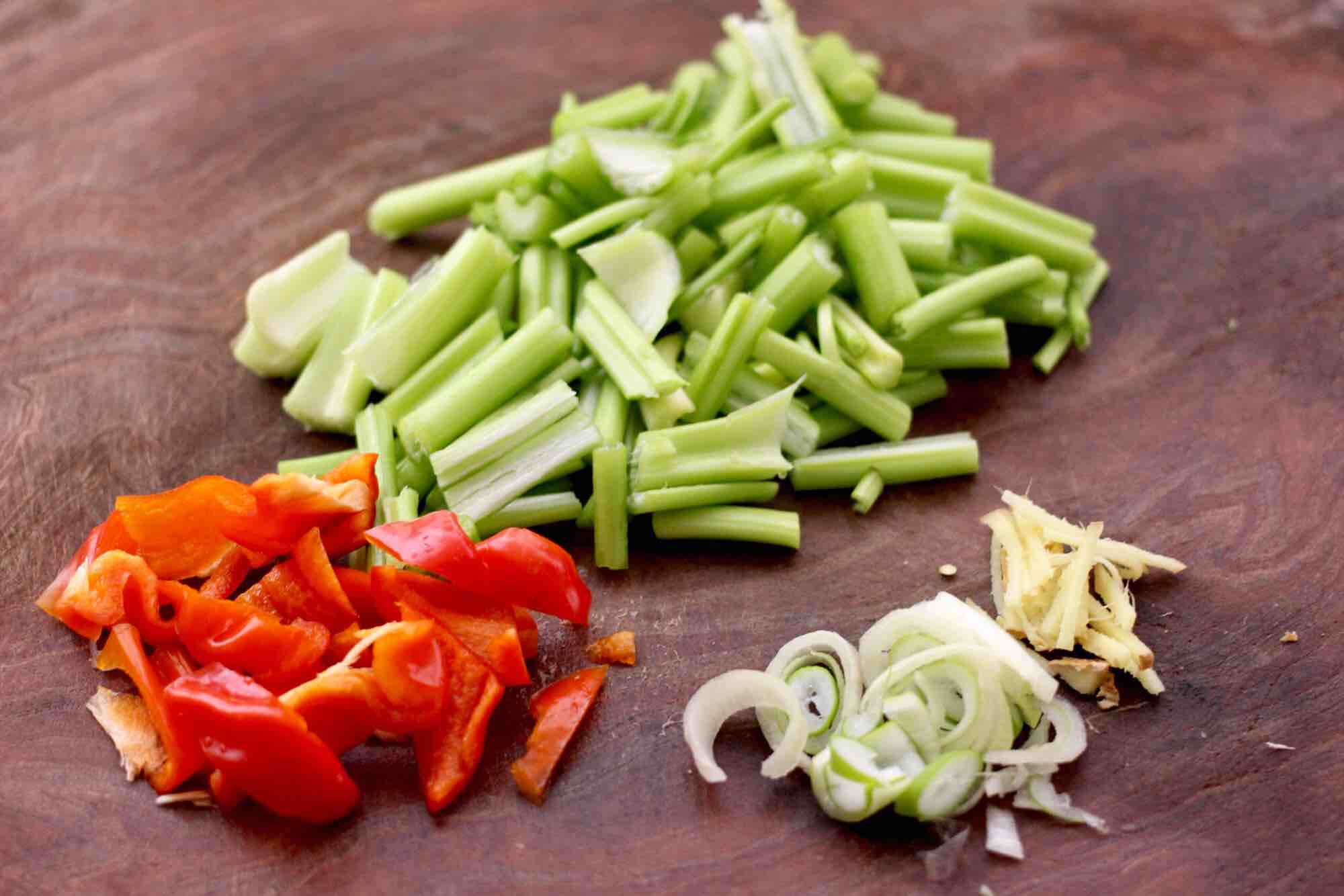 墨魚香干芹菜小炒的做法-咸鮮味炒菜譜