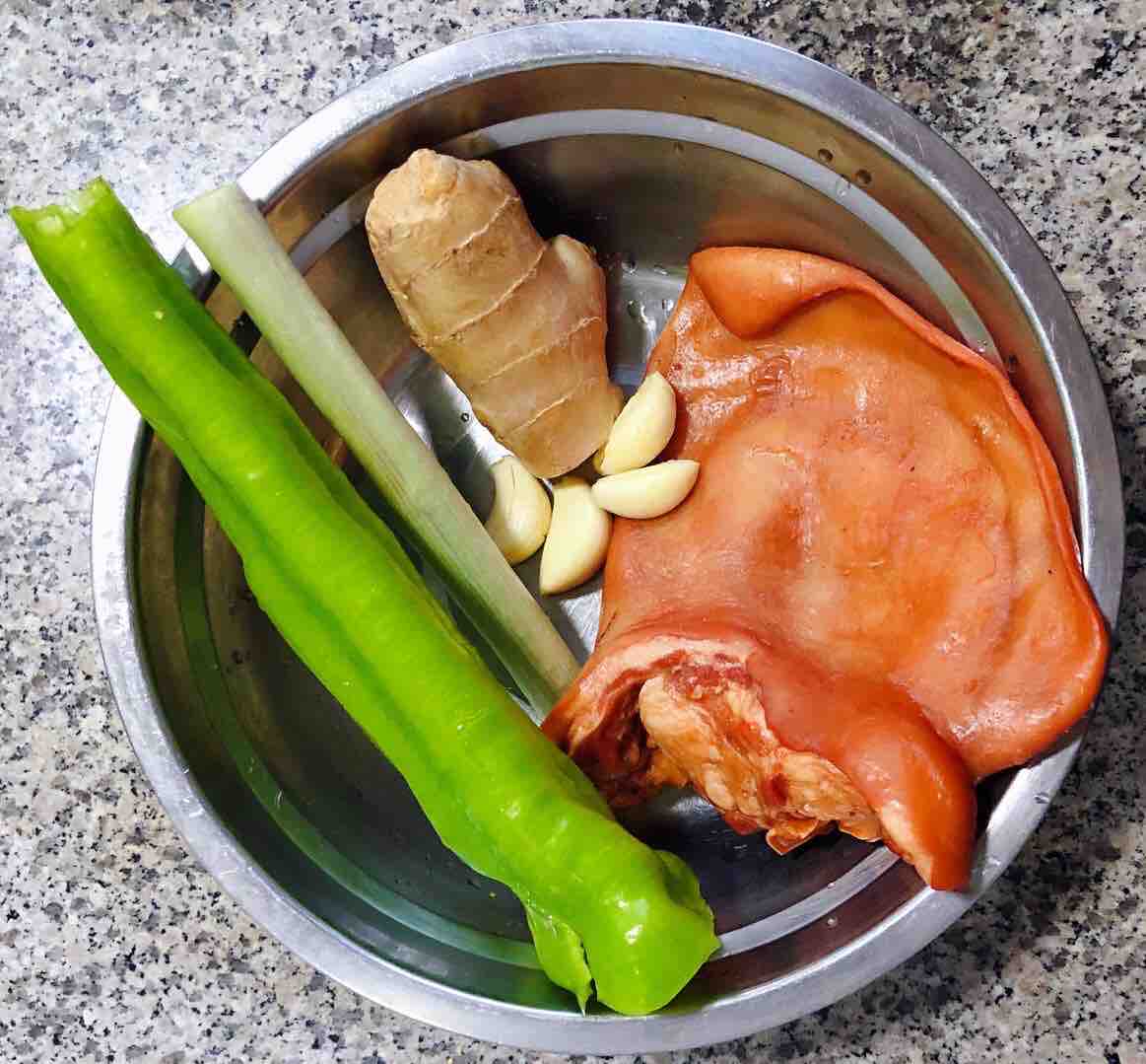 爆炒豬耳朵的做法-香辣味炒菜譜