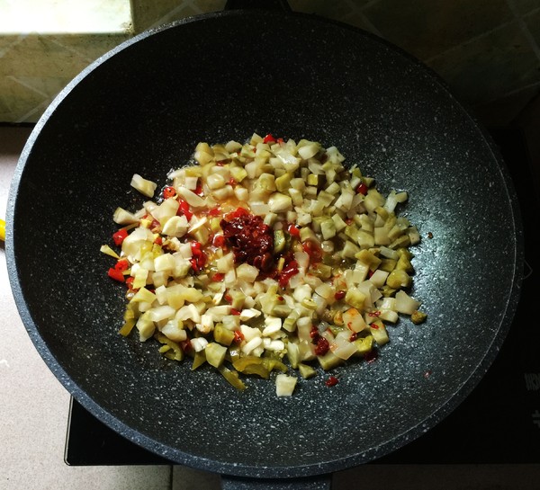 泡兒菜燒草魚的做法-酸辣味燒菜譜