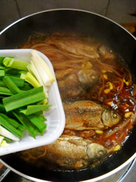 豆芽燒鯽魚的做法-咸鮮味燒菜譜