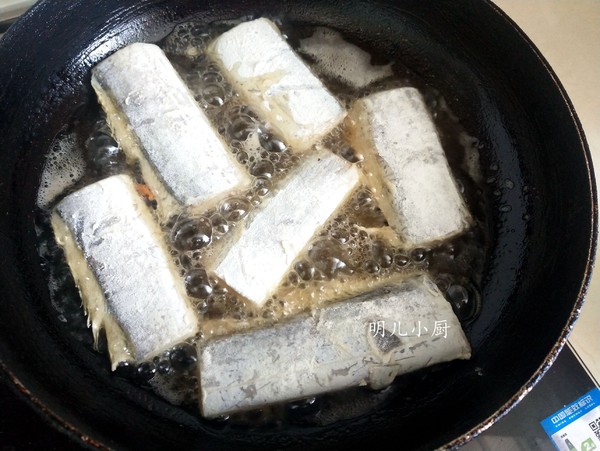 油炸刀魚的做法-家常味炸菜譜