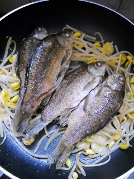 豆芽燒鯽魚的做法-咸鮮味燒菜譜