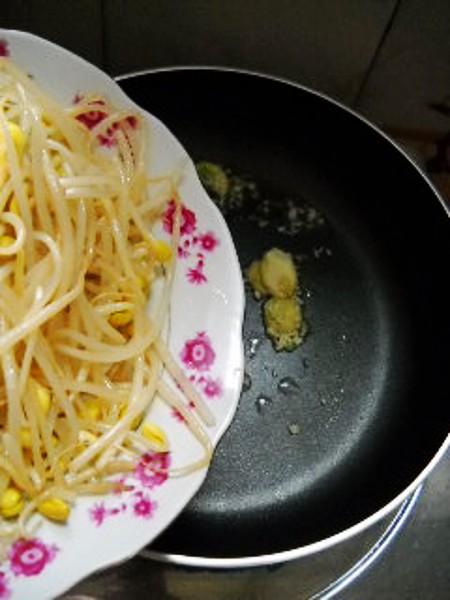 豆芽燒鯽魚的做法-咸鮮味燒菜譜