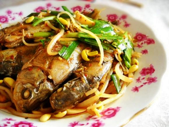 豆芽燒鯽魚的做法-咸鮮味燒菜譜