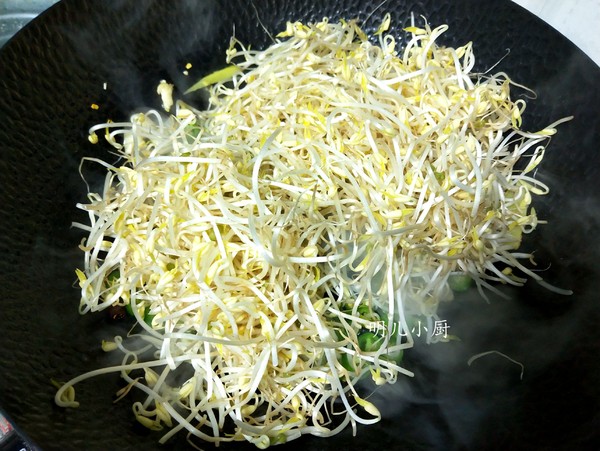 爆炒綠豆芽的做法-家常味炒菜譜