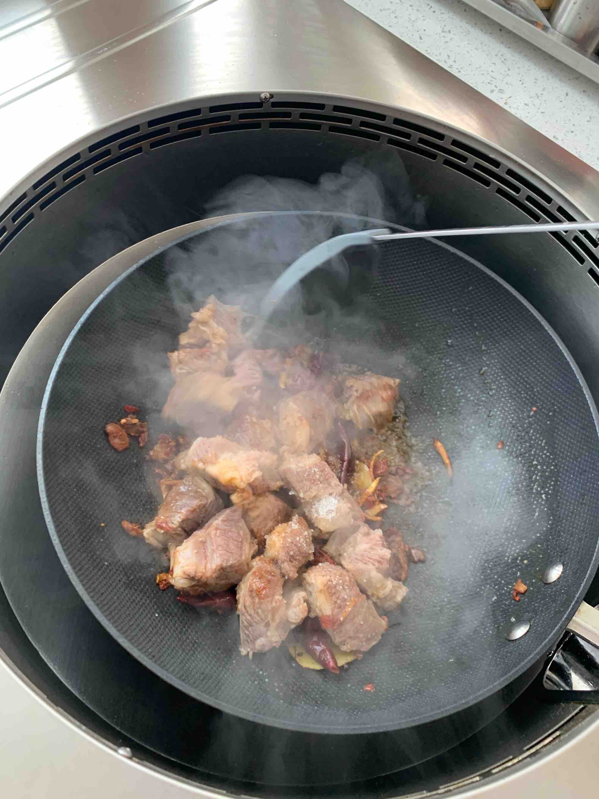 土豆紅燒牛肉的做法-醬香味燒菜譜
