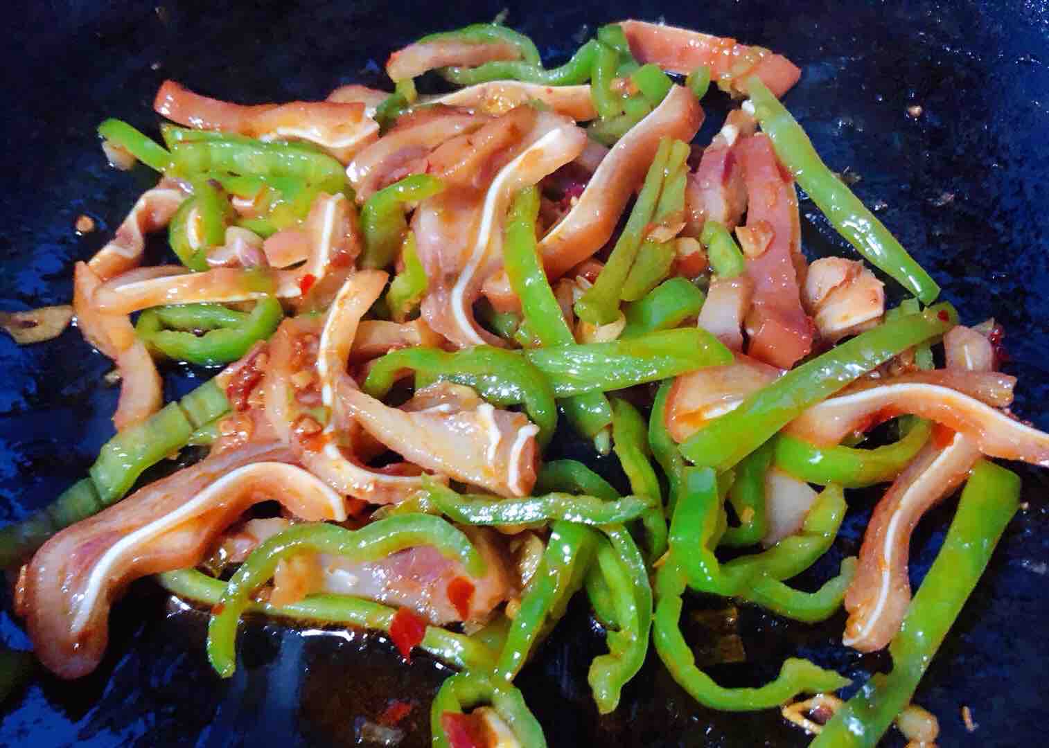 爆炒豬耳朵的做法-香辣味炒菜譜