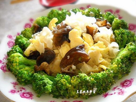 蘭花雙耳炒蛋的做法-家常味炒菜譜