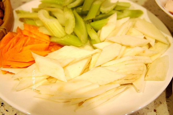 芹菜炒杏鮑菇的做法-家常味炒菜譜