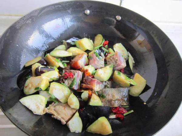 臘魚燒茄子的做法-咸鮮味燒菜譜