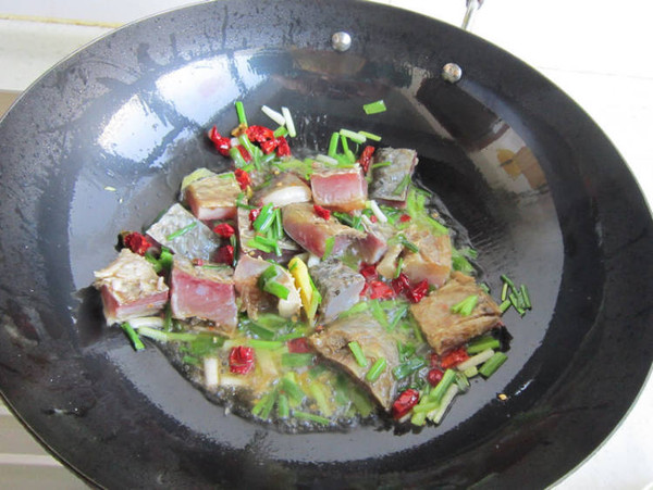 臘魚燒茄子的做法-咸鮮味燒菜譜