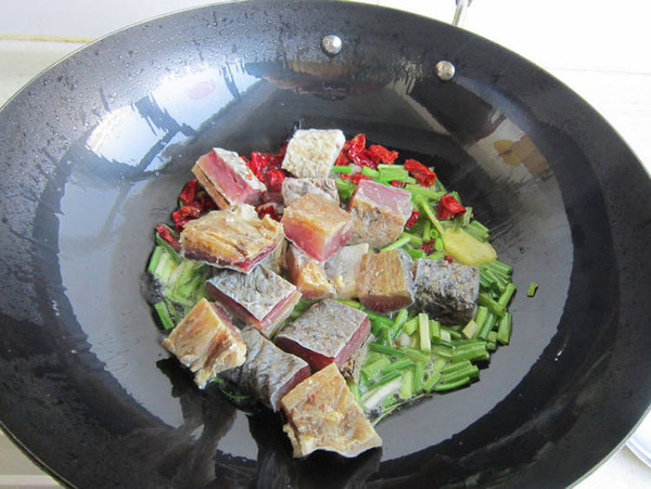 臘魚燒茄子的做法-咸鮮味燒菜譜