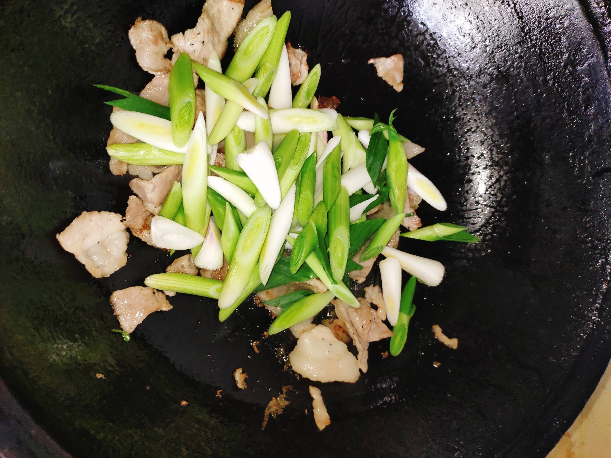 大蒜苗炒肉的做法-咸鮮味炒菜譜-易網(wǎng)健康養(yǎng)生網(wǎng) 大蒜苗炒肉的做法-咸鮮味炒菜譜