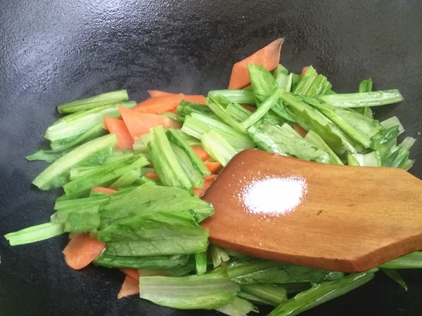 胡蘿卜炒油麥菜的做法-家常味炒菜譜