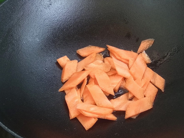 胡蘿卜炒油麥菜的做法-家常味炒菜譜