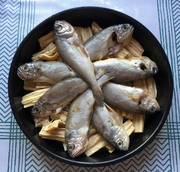 腐竹蒸小黃魚的做法-香辣味蒸菜譜