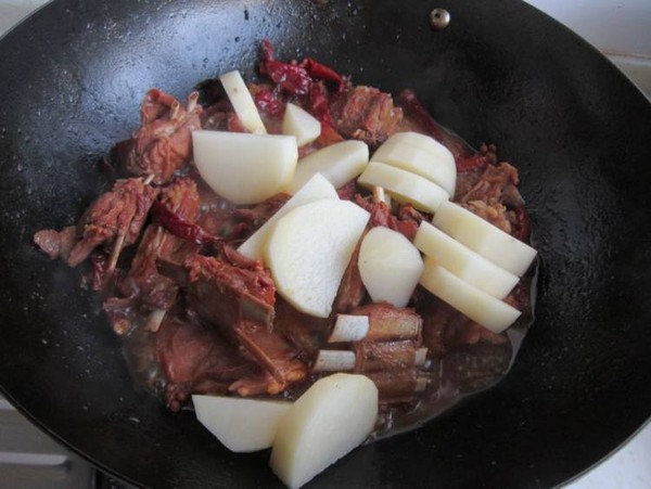 土豆燒羊排的做法-家常味燒菜譜