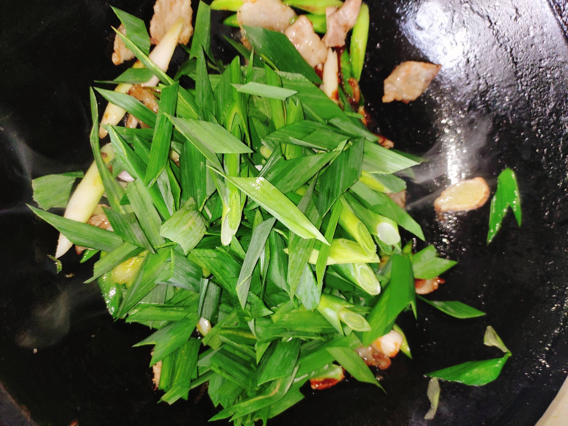 大蒜苗炒肉的做法-咸鮮味炒菜譜-易網(wǎng)健康養(yǎng)生網(wǎng) 大蒜苗炒肉的做法-咸鮮味炒菜譜