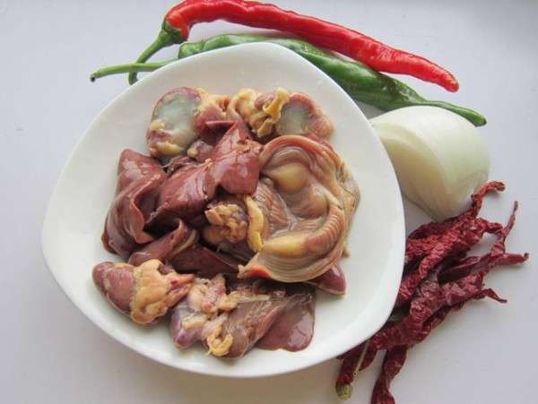 大盤雞雜的做法-香辣味炒菜譜-易網(wǎng)<a href=http://www.gyfww.com/ target=_blank class=infotextkey>健康養(yǎng)生</a>網(wǎng) 大盤雞雜的做法-香辣味炒菜譜