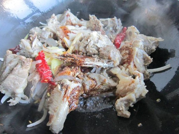 恰瑪古燜羊排的做法-家常味燜菜譜