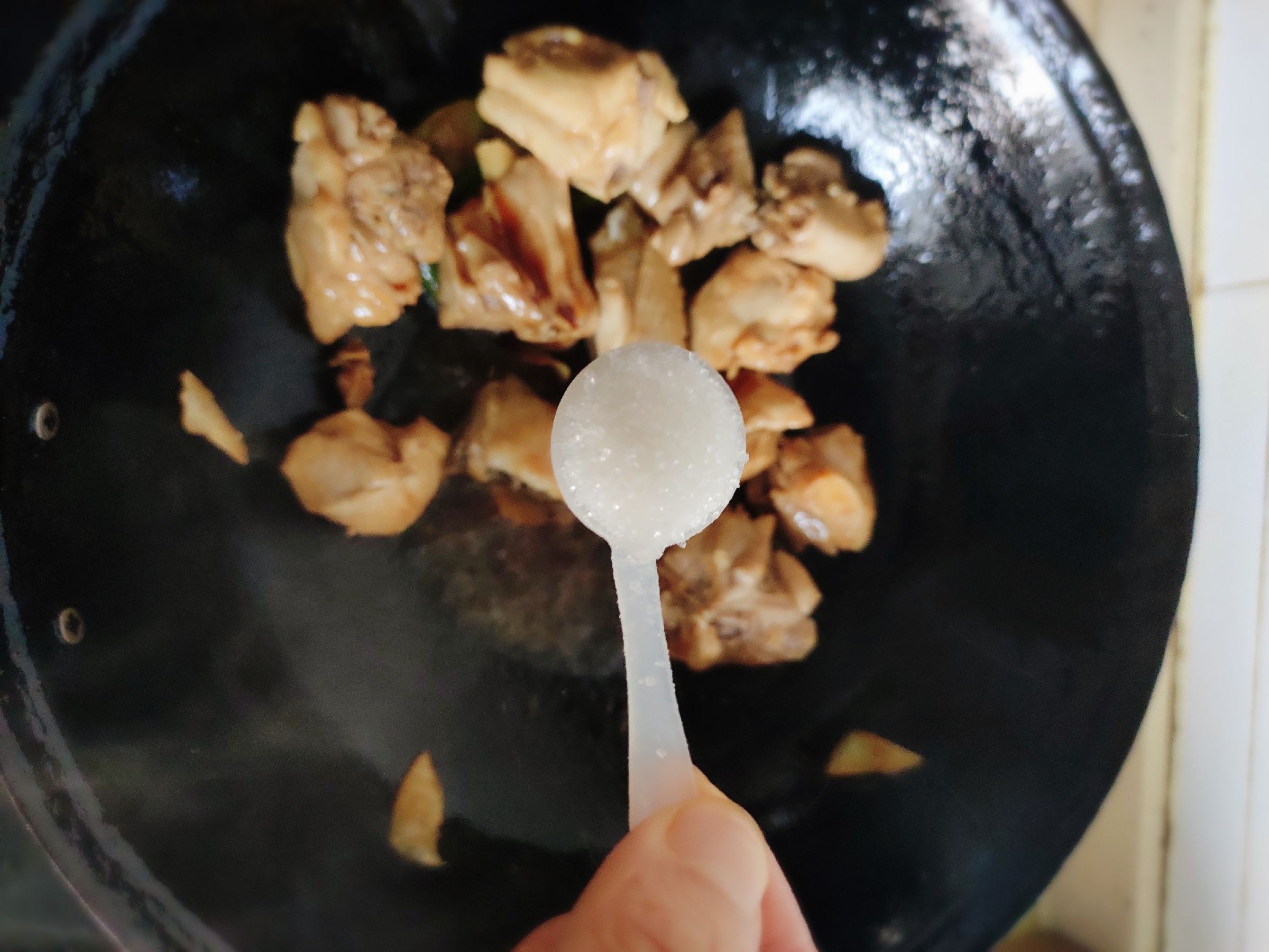 小雞燉蘑菇粉條的做法-咸鮮味炒菜譜