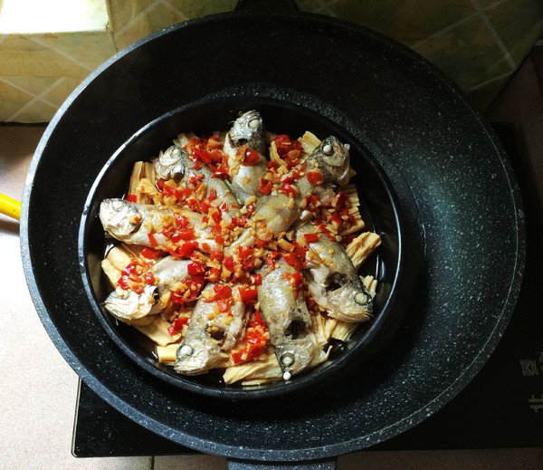 腐竹蒸小黃魚的做法-香辣味蒸菜譜