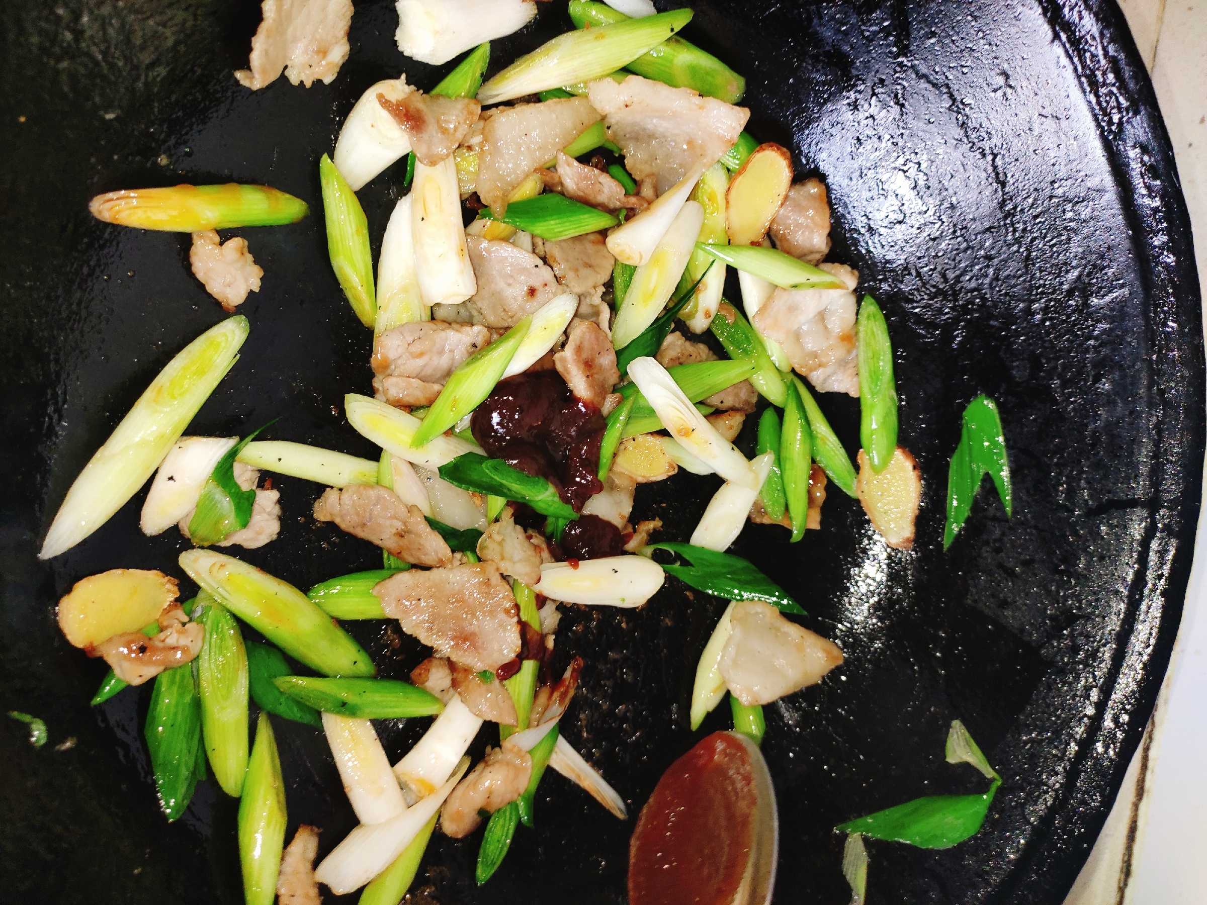 大蒜苗炒肉的做法-咸鮮味炒菜譜-易網(wǎng)健康養(yǎng)生網(wǎng) 大蒜苗炒肉的做法-咸鮮味炒菜譜