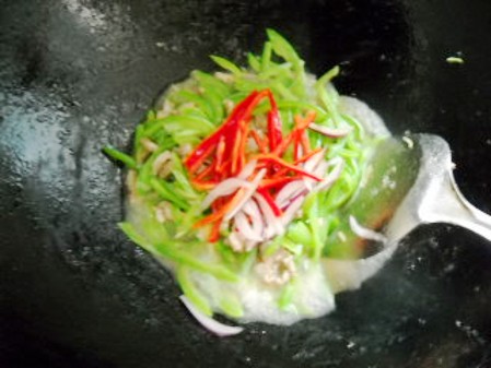 蔥香蛇豆肉絲的做法-蔥香味炒菜譜