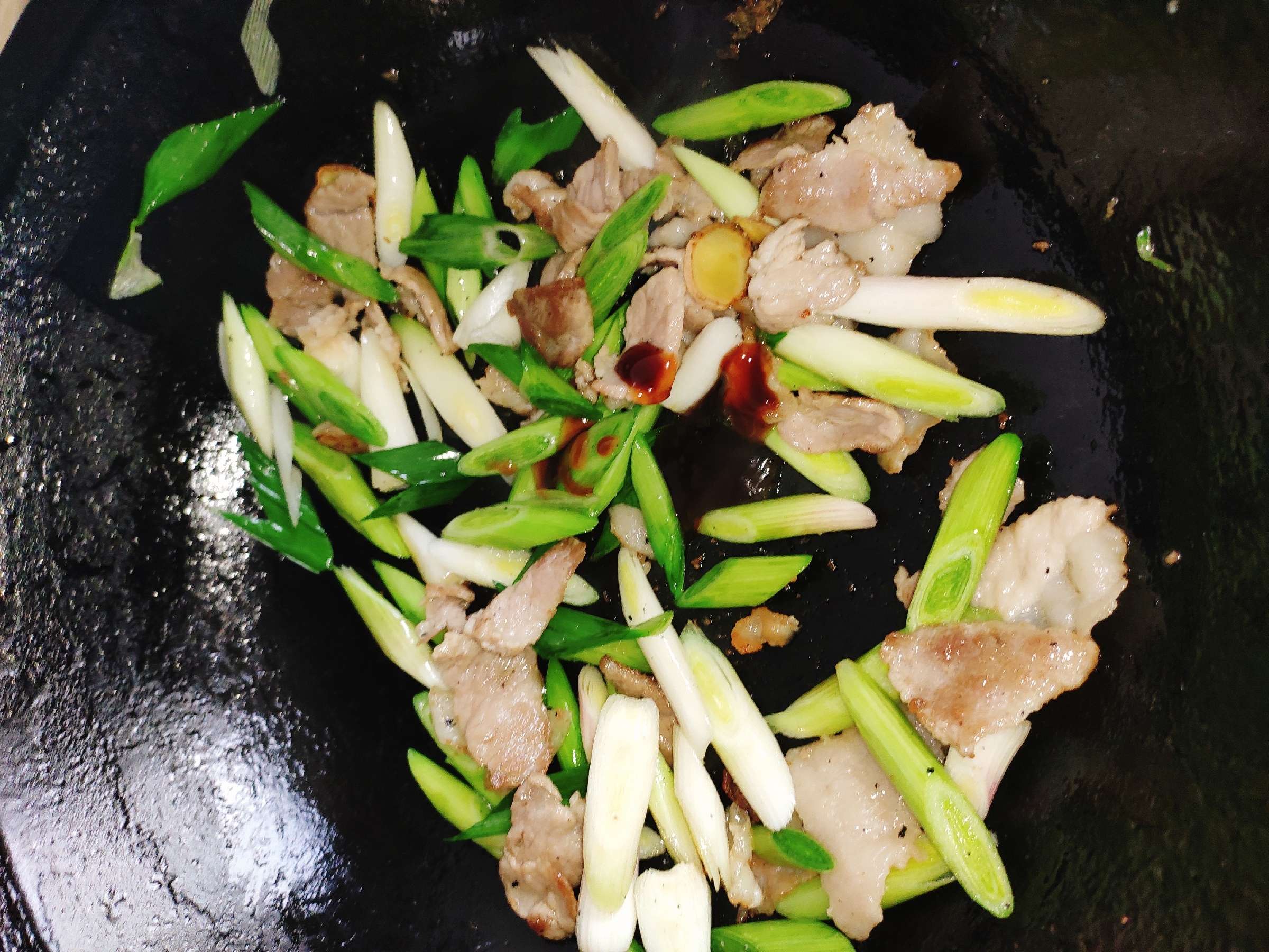 大蒜苗炒肉的做法-咸鮮味炒菜譜-易網(wǎng)健康養(yǎng)生網(wǎng) 大蒜苗炒肉的做法-咸鮮味炒菜譜