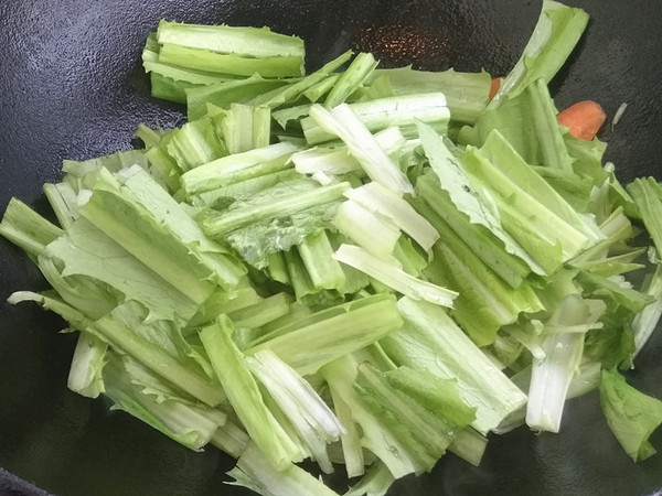 胡蘿卜炒油麥菜的做法-家常味炒菜譜