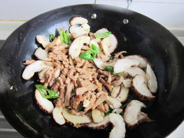 花菇炒肉的做法-家常味炒菜譜