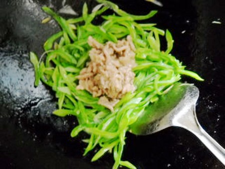 蔥香蛇豆肉絲的做法-蔥香味炒菜譜