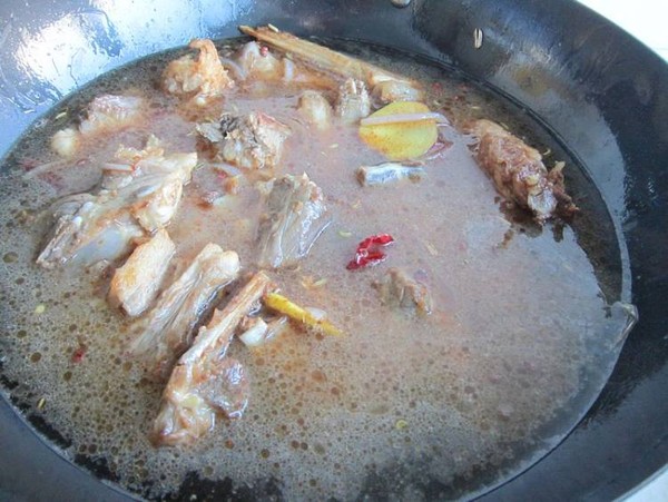 恰瑪古燜羊排的做法-家常味燜菜譜