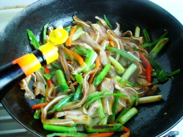 蒜苗炒豬耳朵的做法-蒜香味炒菜譜