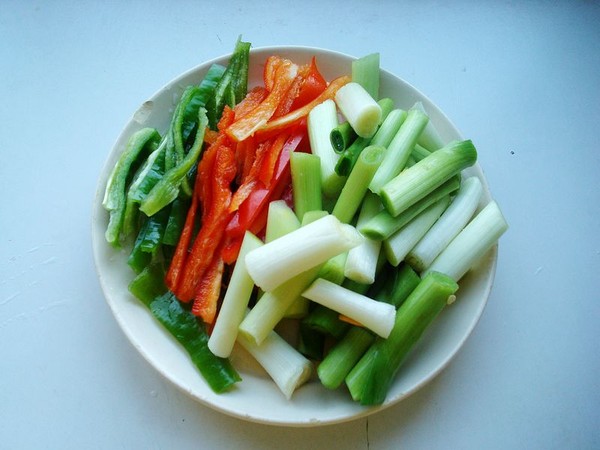 蒜苗炒豬耳朵的做法-蒜香味炒菜譜