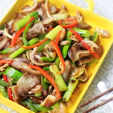 蒜苗炒豬耳朵的做法-蒜香味炒菜譜