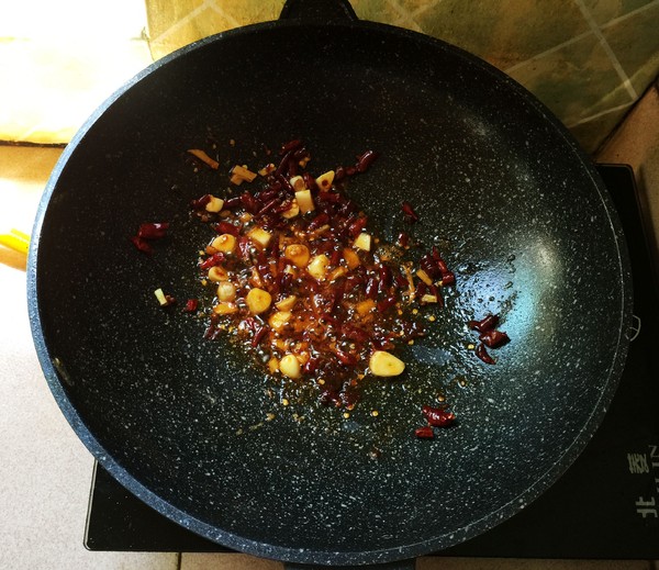 干鍋土豆蝦的做法-香辣味炒菜譜