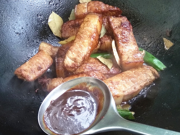 紅燒肉熏蛋的做法-咸鮮味燒菜譜