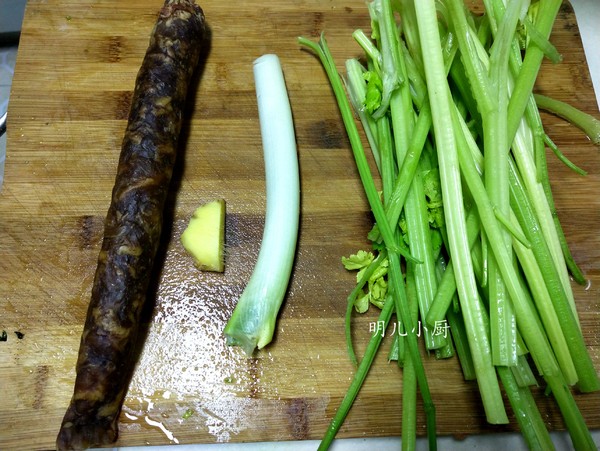 香腸炒芹菜的做法-家常味炒菜譜